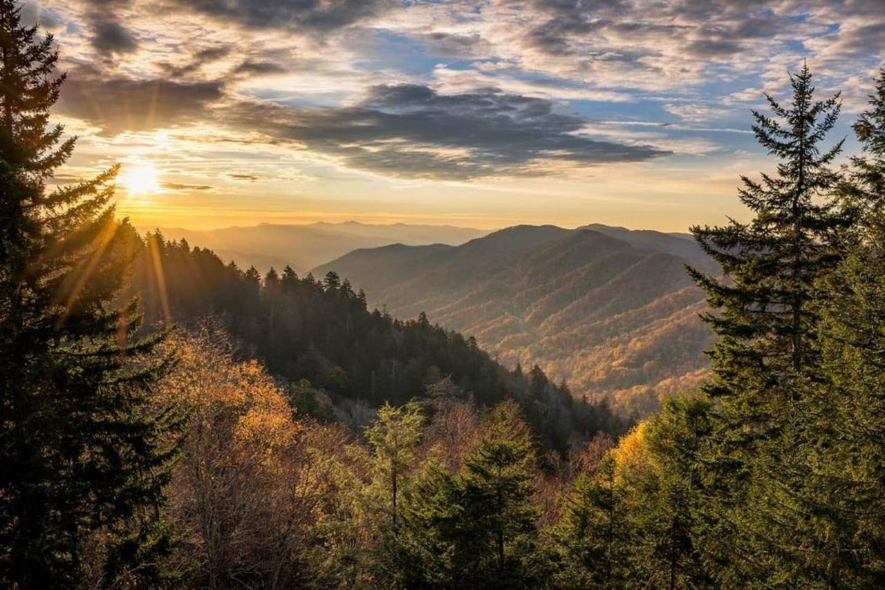 Sky High Views!!-Peak Mountaintop-Outdoor Pool-Close To Downtown-Private Balcony-Wifi-Cable Gatlinburg Kültér fotó