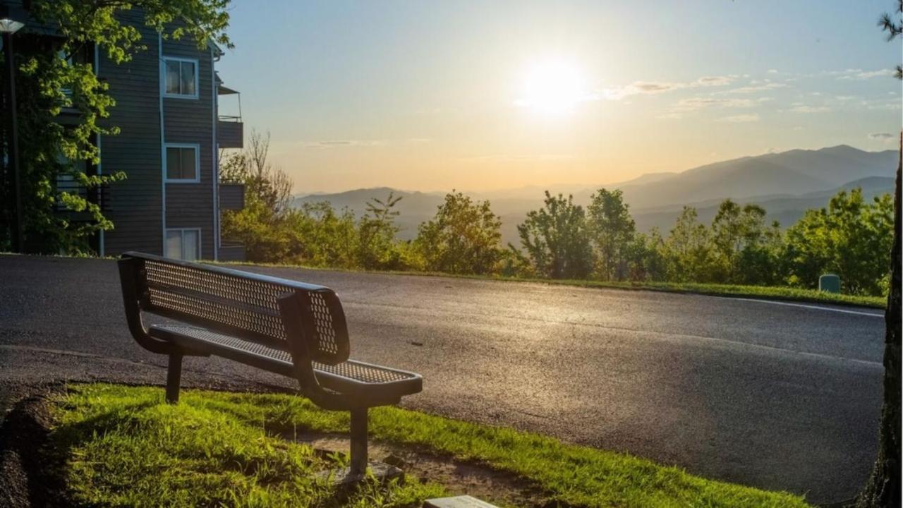 Sky High Views!!-Peak Mountaintop-Outdoor Pool-Close To Downtown-Private Balcony-Wifi-Cable Gatlinburg Kültér fotó